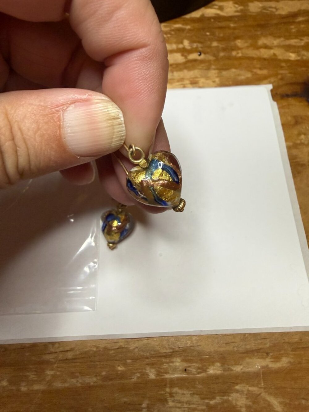dangle glass heart earrings - gold - Picture 2 of 4